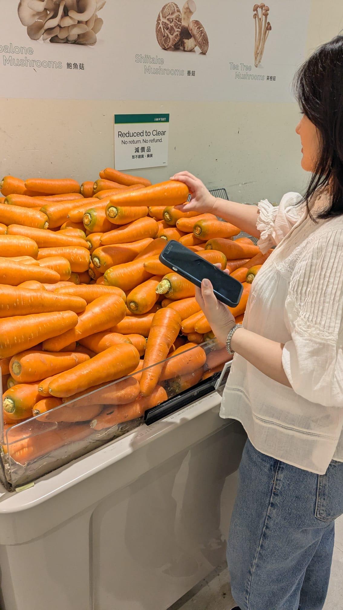 Shopper locating carrots with Grocery Nav